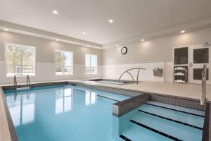 基洛纳Microtel Inn & Suites by Wyndham Kelowna的一座蓝色水的大型游泳池