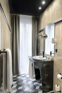 萨拉戈萨印加酒店 的一间带水槽和镜子的浴室