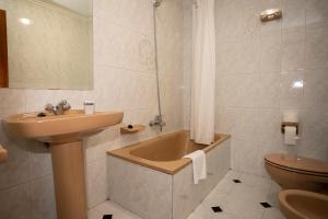 费罗尔TuristiQA - Piso Carballo Ferrol VUTCO01445的一间带水槽、浴缸和卫生间的浴室