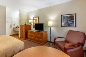 莫里斯维尔拉雷塔达拉姆机场S拉金塔酒店及套房的酒店客房设有床、椅子和电视