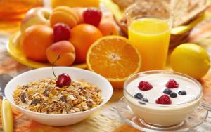 卡萨尔诺沃-迪拿波里商务住宿加早餐旅馆的桌子上放着一碗燕麦和水果
