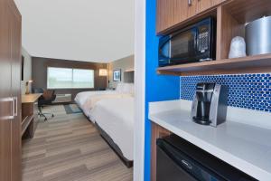 Holiday Inn Express- Eau Claire West I-94, an IHG Hotel的厨房或小厨房