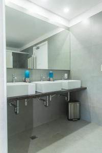 何塞伊格纳西奥Wanderlust José Ignacio的浴室设有2个水槽和镜子