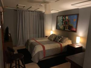 阿尔加罗沃180格拉多精品旅馆的一间卧室配有一张床、两张桌子和两盏灯。