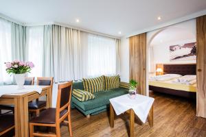 滨湖采尔努波斯特酒店 - 公寓的酒店客房设有沙发、桌子和床。