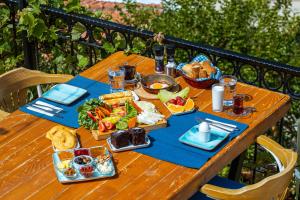 卡斯Elit Hotel Kas的一张野餐桌,上面有食物放在蓝色桌布上