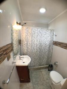 圣佩德罗·德·阿塔卡马Hostal Puritama的一间带水槽和卫生间的浴室
