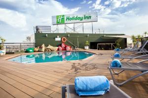 里斯本Holiday Inn Lisbon, an IHG Hotel的度假酒店的游泳池