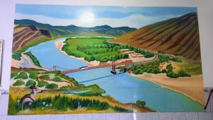 哈恩Hostal Las Palmeras的河上桥梁和道路上的壁画