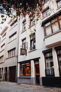 安特卫普Boutique Holiday Home Zalig In Antwerpen的白色的建筑,前面有标志