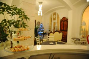蒙特科尔维诺-罗韦拉十二月亮酒店的桌子上两盘食物