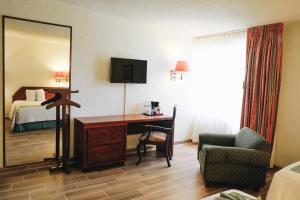 图兰辛戈霍亚图兰辛戈酒店的酒店客房配有书桌、床和镜子
