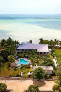科罗萨尔Almond Tree Hotel Resort的海洋旁房子的空中景观