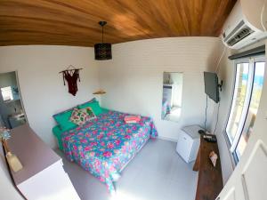 费尔南多 - 迪诺罗尼亚Casa dos Tubarões的一间小房间的卧室,配有一张床铺