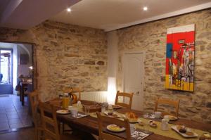 米讷萨艾芒酒店的一间设有桌子和石墙的用餐室