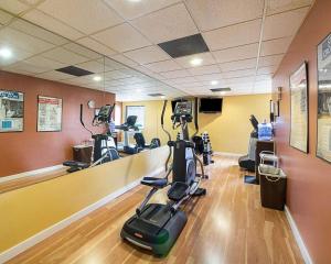 米申Shary Inn and Suites的一间健身房,里面设有跑步机和椭圆机