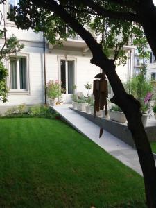 科莫SantAgata bed&breakfast的前面有绿色草坪的房子
