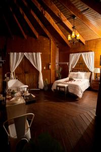 圣塞瓦斯蒂安希巴利托庄园公寓式酒店的铺有木地板的客房内设有一间卧室和一张床。