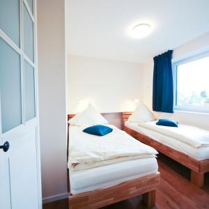 奎克博恩Q55 - Quartier 55的一间卧室设有两张床和窗户。