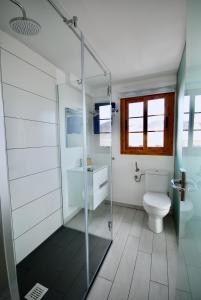 大塔拉哈尔Atlantic Sea的一间带卫生间和玻璃淋浴间的浴室