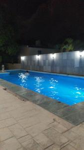 巴耶斯城Portal de José的夜间在游泳池游泳的人