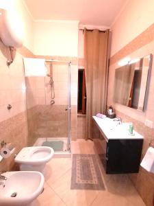 奥塔维亚诺Casa del Principe的浴室配有卫生间、盥洗盆和淋浴。
