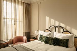 洛杉矶The Hoxton, Downtown LA的酒店的客房 - 带一张床、椅子和窗户