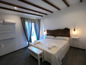 萨里亚Casa Morgade的一间卧室配有一张大床和一张桌子