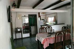 皮里亚波利斯Casa ideal para descansar Piriápolis的厨房以及带桌椅的用餐室。