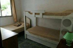 皮里亚波利斯Casa ideal para descansar Piriápolis的一间卧室设有两张双层床和一扇窗户。