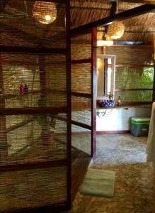 巴卡拉尔AMACA Bacalar的客房享有一间客房的景致,房间内有笼子