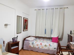 阿瓜斯迪林多亚Hotel Cavalinho Branco Flat Service 615的一间小卧室,配有床和窗户