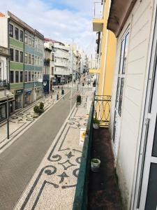 波尔图Majestic Hostel Porto的从大楼的阳台上可欣赏到街道景色