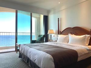 束草市马瑞蒙斯酒店的酒店客房设有一张床和一个大窗户