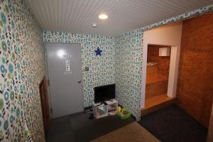 野沢野泽高山别墅酒店的走廊上设有蓝色和绿色壁纸的房间