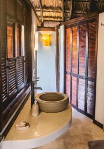 巴卡拉尔AMACA Bacalar的带窗户的客房内设有带大碗水槽的浴室