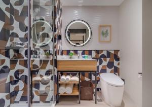 上海康铂上海外滩店的一间带卫生间和镜子的浴室