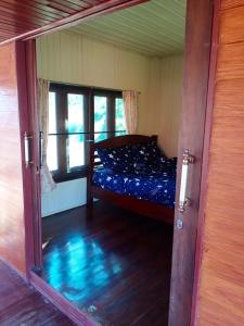 考科บ้านในสายหมอกบุญแจ้งโฮมสเตย์的一间小卧室,卧室内配有一张床铺