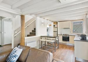 丁诺高原Diamantina的带沙发的客厅和厨房