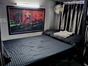 乌代浦Dormitory的墙上有自行车照片的房间的一张床位