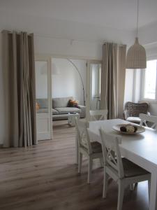 波尔蒂芒Apartment Portimao Old Town的客厅配有白色的桌子和椅子