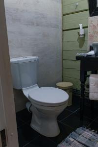 伊尔库茨克Бутик-Отель "Доходный Дом Листратовой"的浴室配有白色卫生间和盥洗盆。