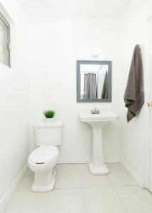 华雷斯城Casa Antara的白色的浴室设有卫生间和水槽。
