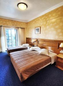 努法拉酒店客房内的一张或多张床位
