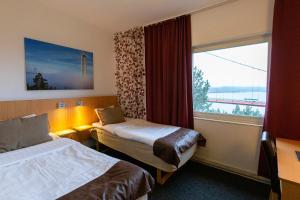 Sandöverken高海岸酒店的酒店客房设有两张床和窗户。