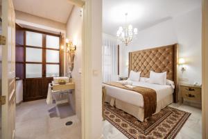 阿尔卡拉拉雷亚尔Hotel boutique Palacio de la Veracruz的一间酒店客房 - 带一张床和一间浴室