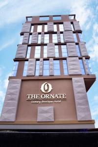 古瓦哈提The Ornate的一座高大的建筑,提供欧马哈生活服务