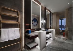 南京南京长江之舟华邑酒店的一间带两个盥洗盆和大镜子的浴室