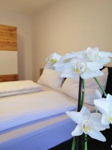 蓬高地区施瓦察赫Appartement Tauernlife的一间卧室配有一张白色鲜花的床