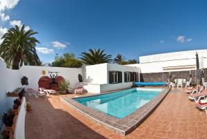 科斯塔特吉塞Villa Yuca 13的一座带游泳池和度假村的别墅